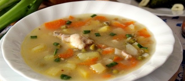 Куриный суп с манкой и зеленым горошком