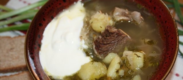 Щи с квашеной капустой на говяжьих ребрышках в чугунке