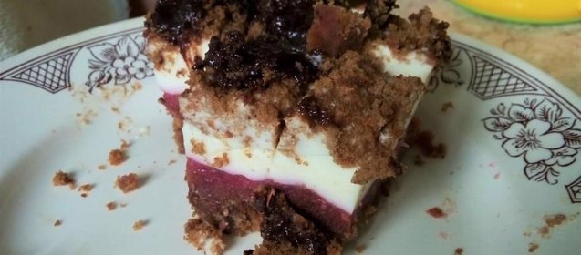 Бисквитное пирожное с ягодным желе и сливочным муссом