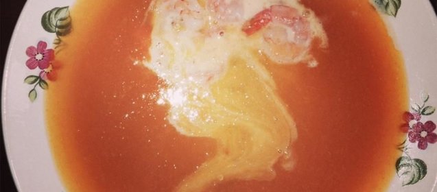 Овощной крем-суп с киноа и креветками